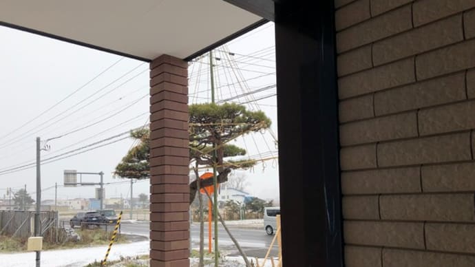 新宅の玄関からは