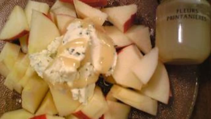 夕食の始めは、りんごとフレッシュチーズのサラダ
