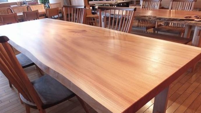 長いケヤキの一枚板テーブルは表情も豊かで人気があります。写真のサイズは２４５０㎜サイズ。一枚板と木の家具の専門店エムズファニチャーです。