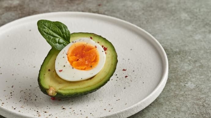 スーパーフード「アボカド」と卵の栄養価の高い朝食