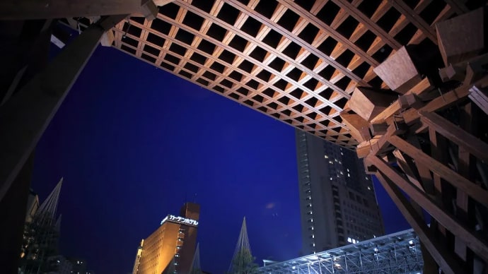 ●2015年 夕暮れの金沢駅 鼓門 もてなしドーム 駅前のホテル ●2011年 雪の金沢駅 噴水 噴水の時計