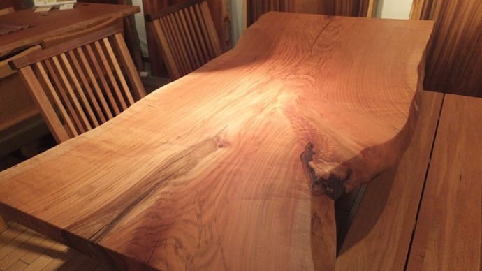 ４1、【限定一枚】形が面白い、ヤマザクラの一枚板テーブル。一枚板と木の家具の専門店エムズファニチャーです。