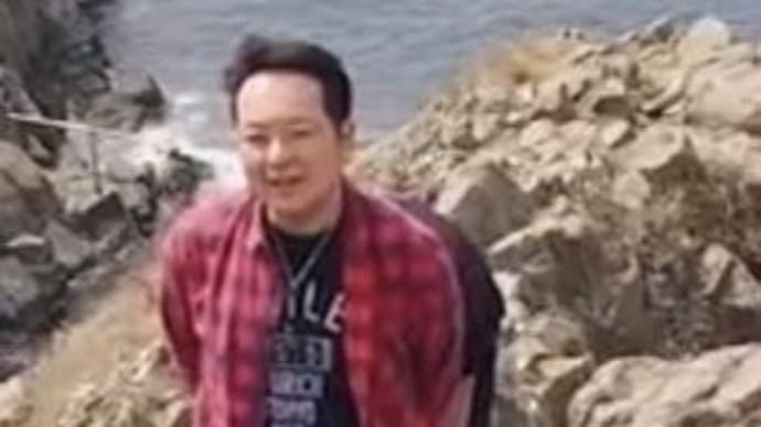福井県坂井市の公式PR動画。しあわせの花。福井県の東尋坊で撮影されたシーン。写りたなかったらカメラアングルに入るな。中途半端に人影に隠れるから心霊動画に勘違いする人がおるやろ。