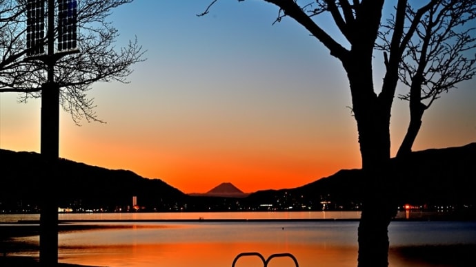諏訪湖畔より富士を望む