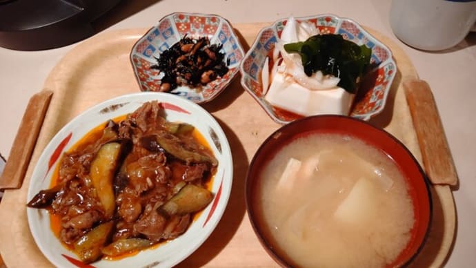 茄子と牛肉のエスニック炒め 　と　プランターのチューリップ