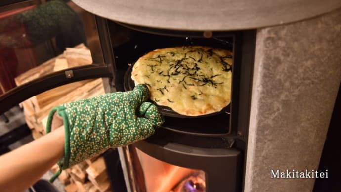 薪ストーブオーブンでピザを焼き、暑すぎて窓を開けたら気持ちいい