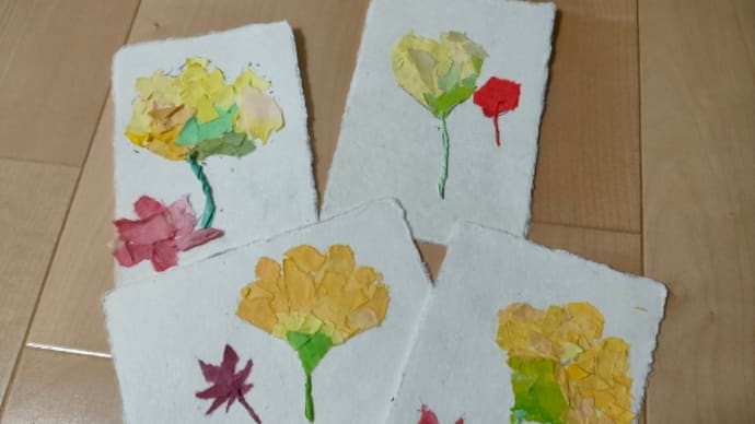 美しいグラデーションのイチョウの葉 手漉き和紙の葉書に手染め和紙のちぎり絵で表現しました😊🍂😊
