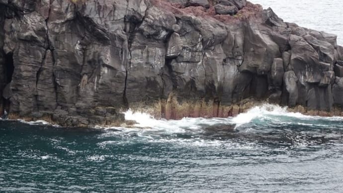 城ケ崎海岸　そそり立つ巨岩と波