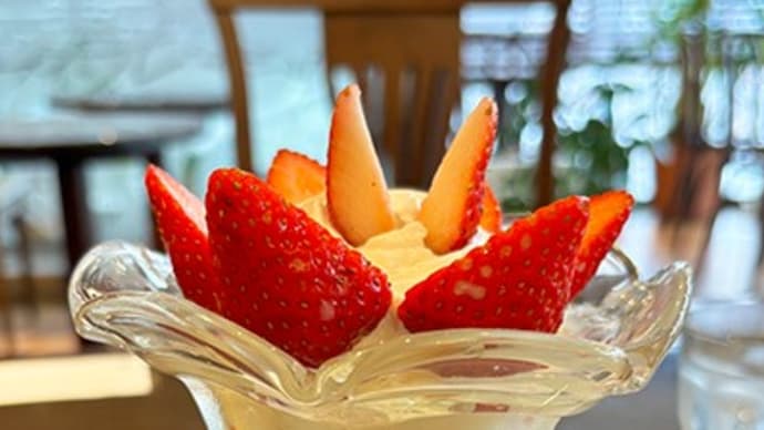 カフェムラサキのいちごパフェ
