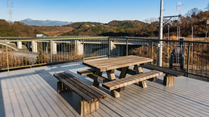 風の宮公園 展望台と新東名高速道路