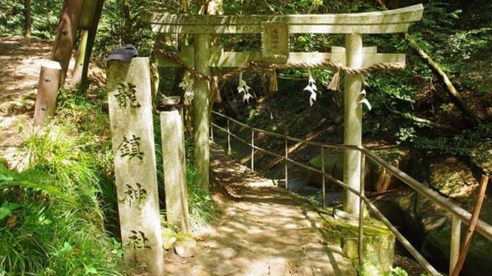 エメラルドグリーンに輝く龍鎮渓谷の滝つぼ
