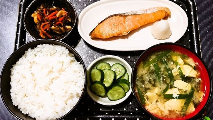 家で朝ご飯(ごはんは魚沼産コシヒカリ、焼鮭、切り昆布煮、ニラ玉のみそ汁、きゅうりのぬか漬)(2024年3月28日)