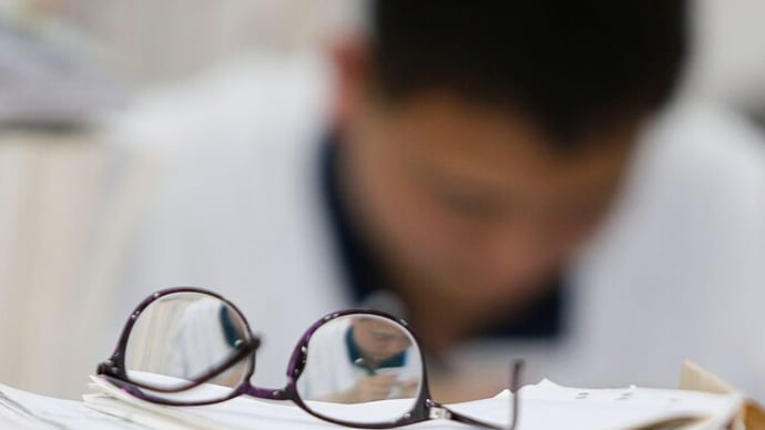 バイトにも当局の取締り 大学生の運営する塾が停止を命じられる=中国