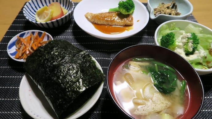 田舎定食、ブリの照り焼きと小鉢4品、炊屋食堂の質素倹約一汁三菜、簡単安く旨く・・・庶民の味。