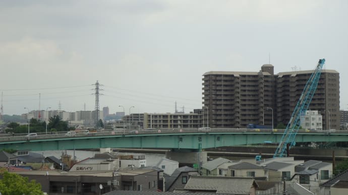 京成線、青砥駅下りホームの端から市川市の和洋女子大が見える