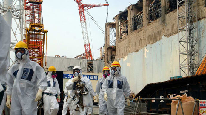201708 Experts at Fukushima Daiichi Nuclear Power Plant Unit 4, 2013