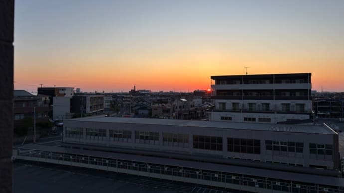 肌寒い陽の出。水曜日。