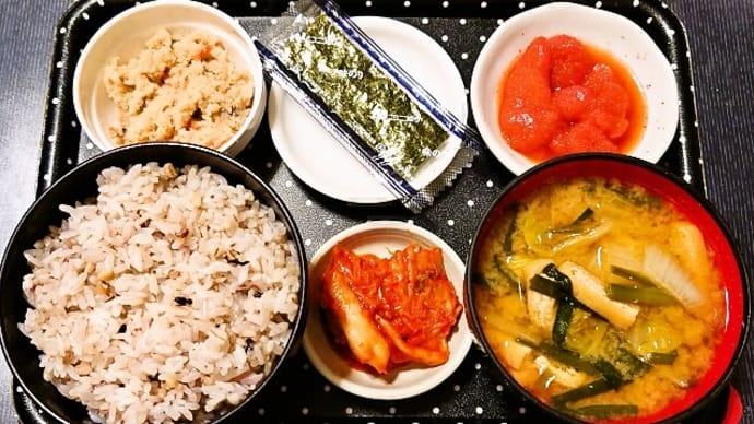家で朝ご飯(十六穀ごはんに辛子明太子、味付のり、うの花、野菜と油揚げのみそ汁、キムチ)(2023年10月12日)