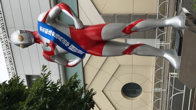祖師谷大蔵ではウルトラマンが選挙のお願いをしています。
