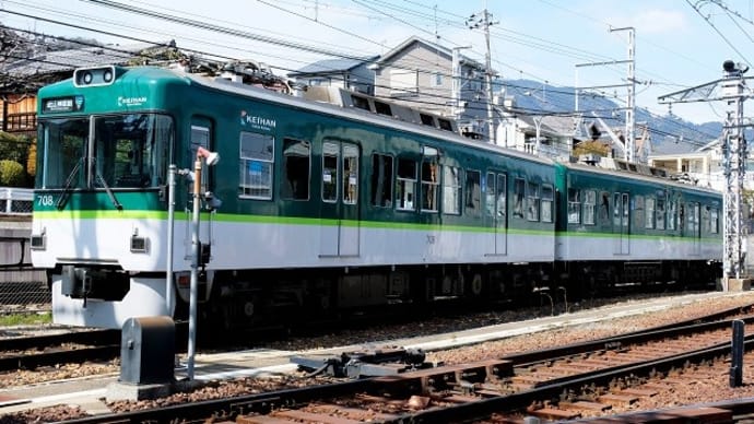 京阪大津線の300形電車と600形「響けユーフォニアム」ラッピング電車