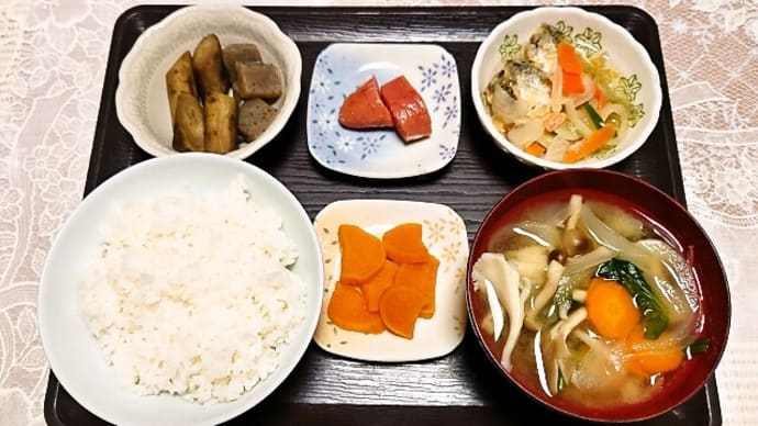 実家で朝ご飯(ごはんにニロギ(ヒイラギ)の南蛮漬け、辛子明太子、ごぼうとこんにゃく煮、野菜たっぷりみそ汁、大根味噌漬)(2024年2月13日)