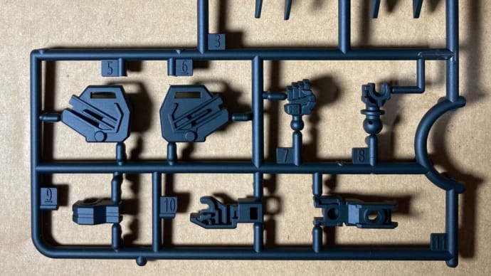 ガンプラ エントリーグレード 1/144 ストライクルージュ 組立中です!