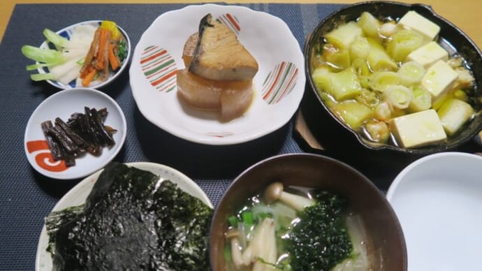 ぶり大根とねぎと豆腐のアヒージョと味噌汁、炊屋食堂の田舎定食・・・庶民の味。