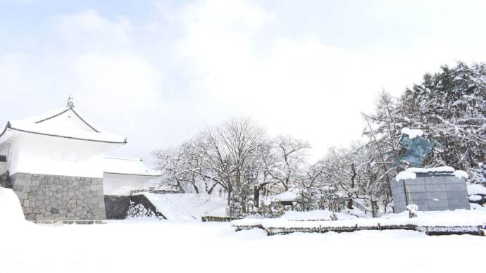 アイスブルーの空、雪の城址公園。