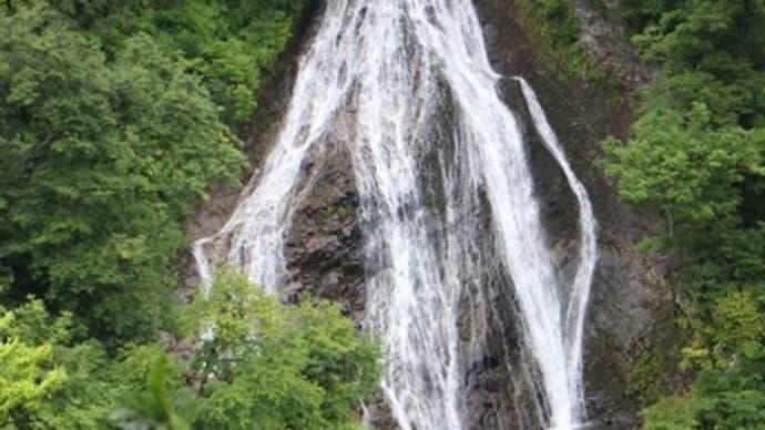涼をもとめて…日本の滝 百選地「七ッ滝（ななつだき）」