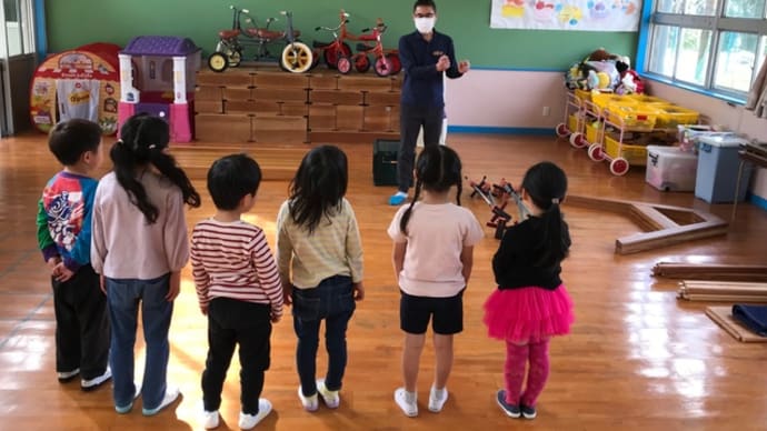幼稚園で木育 杉の滑り台をくみたてよう!