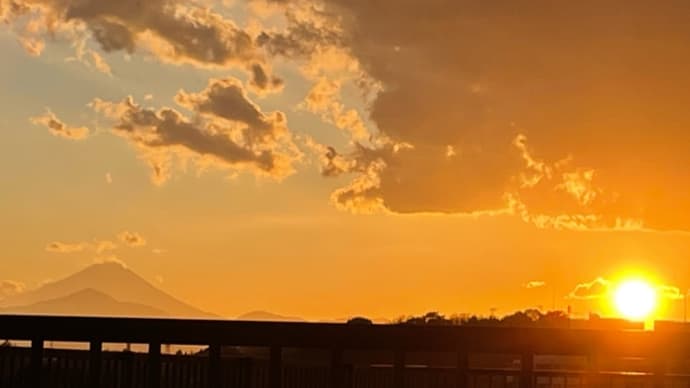 「眩しい沈む太陽」