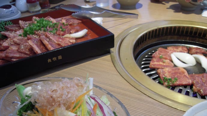 焼肉屋さんでもまずサラダから