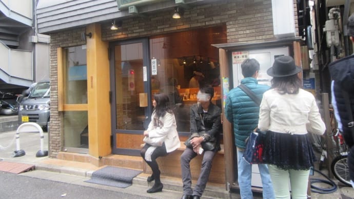 此処だね!あの田中グループ(田中そば・つし馬・田中商店・田中屋他)!何人か並んでいるよ!