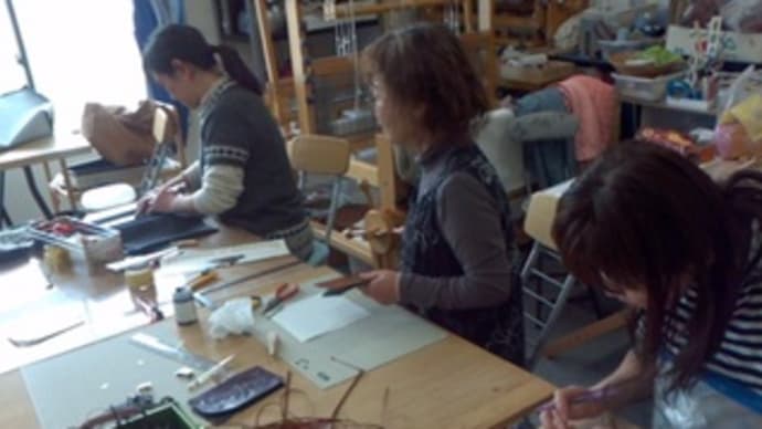 TCC・竹島クラフトセンター、糟谷先生の皮工芸のバック教室だよ。