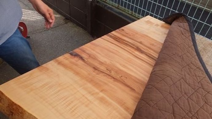1720、栃の一枚板のサイズカットの作業~こぐち磨き~細かい作業も。一枚板と木の家具の専門店エムズファニチャーです。