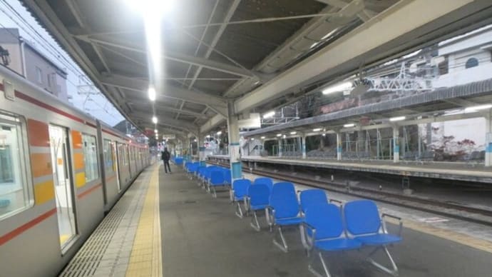 山陽電気鉄道(株)須磨駅ホームに新たに設置された椅子
