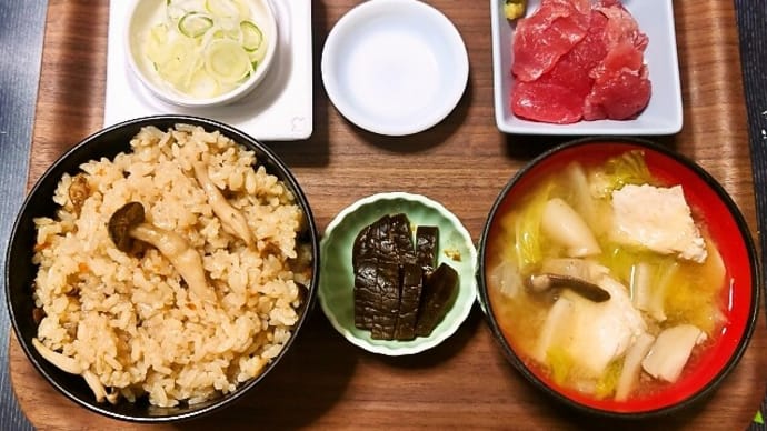 家で朝ごはん(炊き込みご飯(鶏五目)、鮪切り落とし、納豆、カワハギのみそ汁、奈良漬)(2024年12月3日)