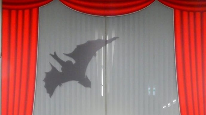 調布駅B1Fの壁イラスト「ガメラ」(3) 【調布駅:京王線】2020.MAY