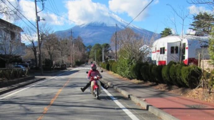 真っ赤な紅葉に赤いバイク