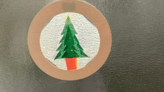 12月のてしごとパレットは、大人の図工室🎵🎵🎵
はさみと糊で工作デザイン遊びを楽しみます✌️