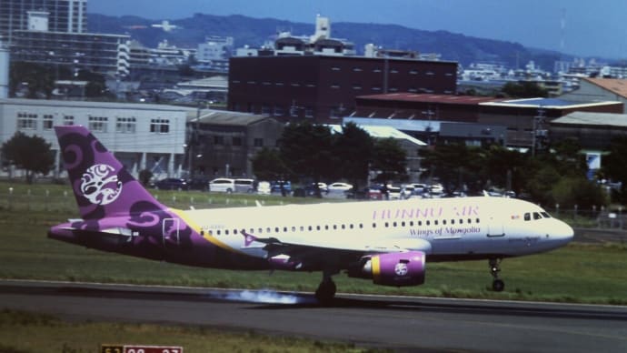 ２０１３年８月２７日 宮崎空港 フンヌ・エア AirbusA319