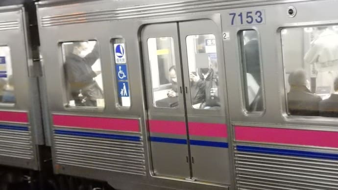 京王 7153 車内がモノトーンに撮れている!? 【京王稲田堤駅:京王相模原線】 2021.12.24