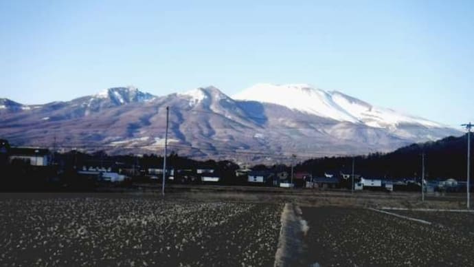 浅間山（中山道東側の佐久市平尾より）