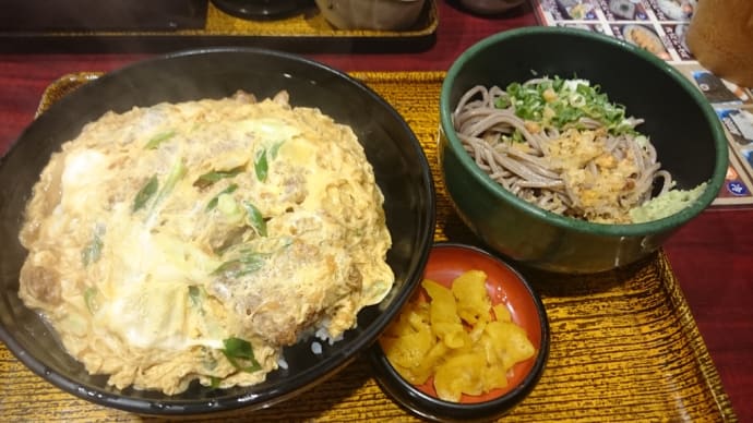 心斎橋筋の老舗うどん屋で食べるかつ丼とミニそばランチ