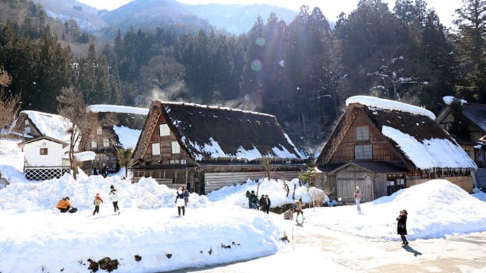 世界遺産白川郷 かやぶき屋根から上る湯気