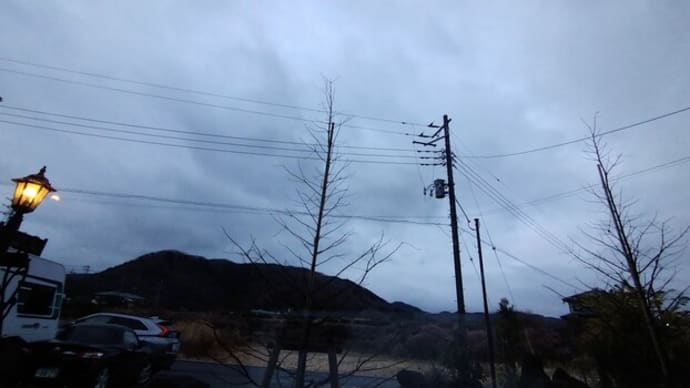 まだ微かに雨の空