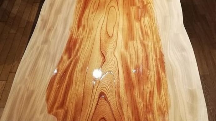 １２５５、木目も面白いケヤキの一枚板、オイルを塗っていく瞬間はすごかった。　一枚板と木の家具の専門店エムズファニチャーです。