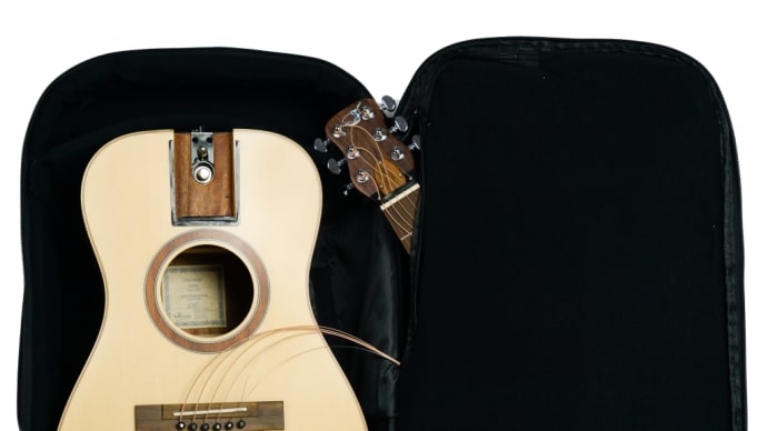 新発想のトラベルギター 、Journeyトラベルバッグギター日本上陸！ネックを外してバックパックで気軽に持ち運び。Overheadバックパックの収容力：　Journey Guitars Japan