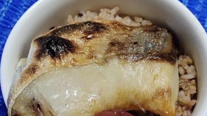 【02/19朝食】大分県産ブリ塩焼、南高梅しそ梅干しとセットにしたんだね:D