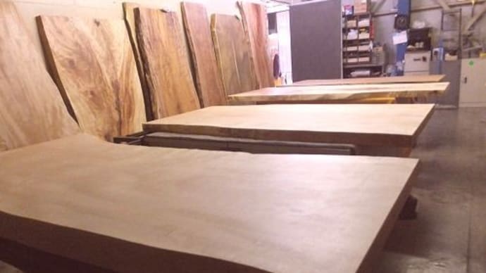 １４７２、ストックルーム（おあずりルーム＆作業場）改装中。まだまだ現在進行形です。一枚板と木の家具の専門店エムズファニチャーです。